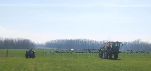 Živá farma brání polní cestu, kterou stroje Agrofertu hodlaly opět po roce rozorat.