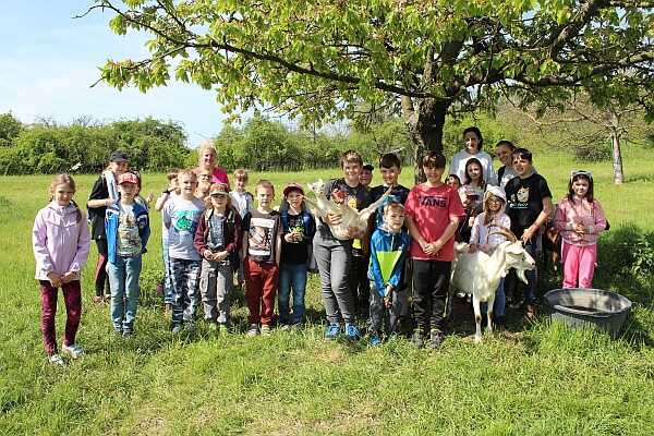 Společná fotografie s farmářkou Zuzanou Moučkovou a kozami