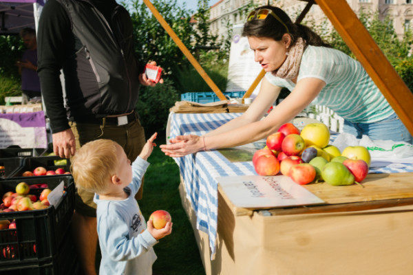 Biojarmark 2021 - nákup jablek od lokální farmářky